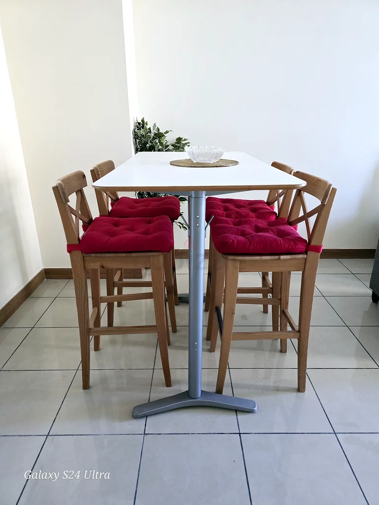 طاولة طعام بحالة جيدة جدًا63180833652867113