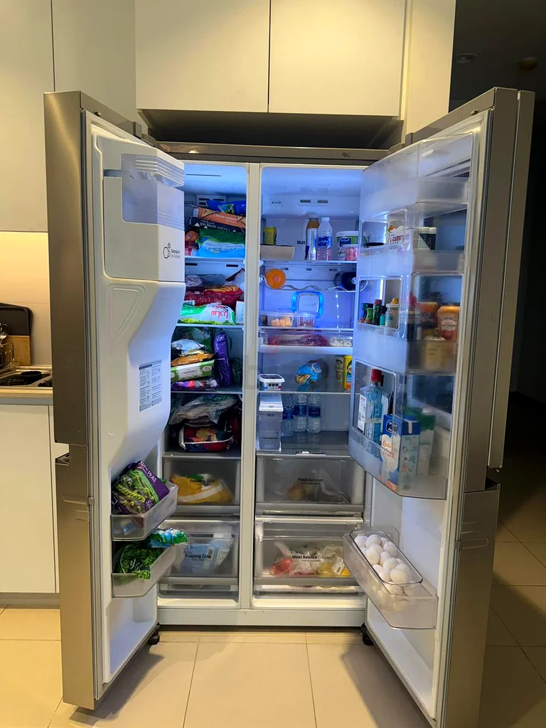 Lg new model InstaView side by side refrigerator freezer with water dispenser63200166891138111