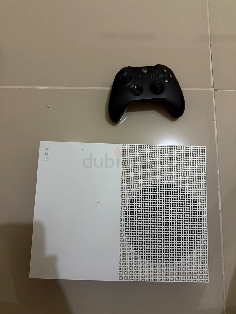 Xbox One S with 1 Controller Clean barely used, with call of duty Modern Warfare. (PRICE NEGOTIABLE)63205893620098111