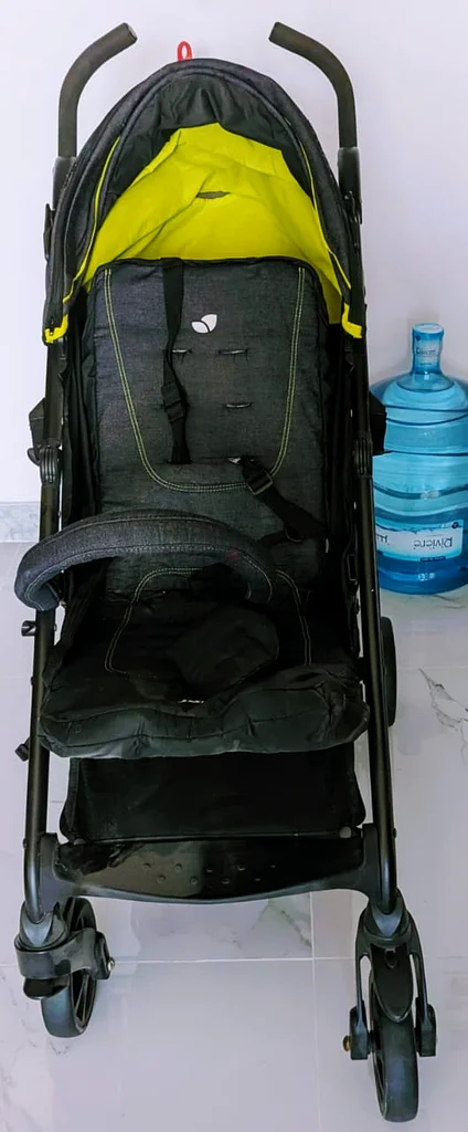 عربة أطفال صغيرة وأنيقة باللون الأسود لطفلك63229679451906111