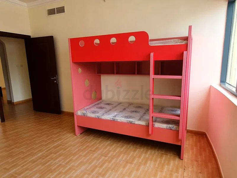سرير بطابقين أحمر نابض بالحياة للأطفال - مثالي لتوفير المساحة!63217818191489111
