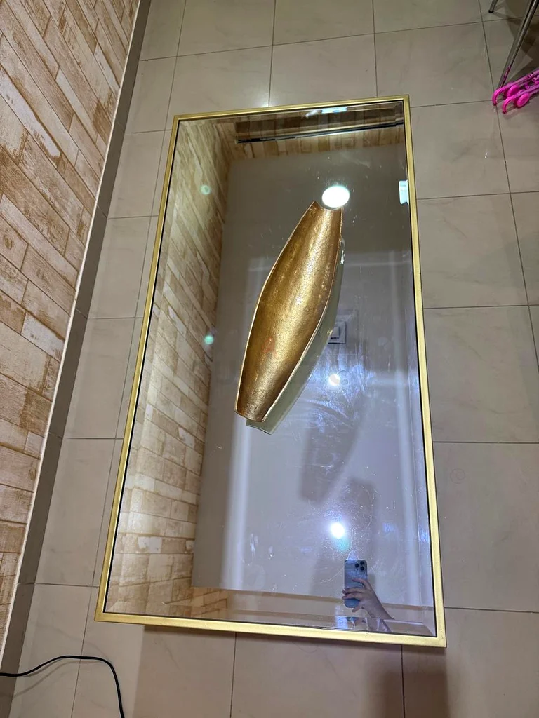 Stylish Gold Accent Mirror Table - Perfect for Any Home!63219829377409111