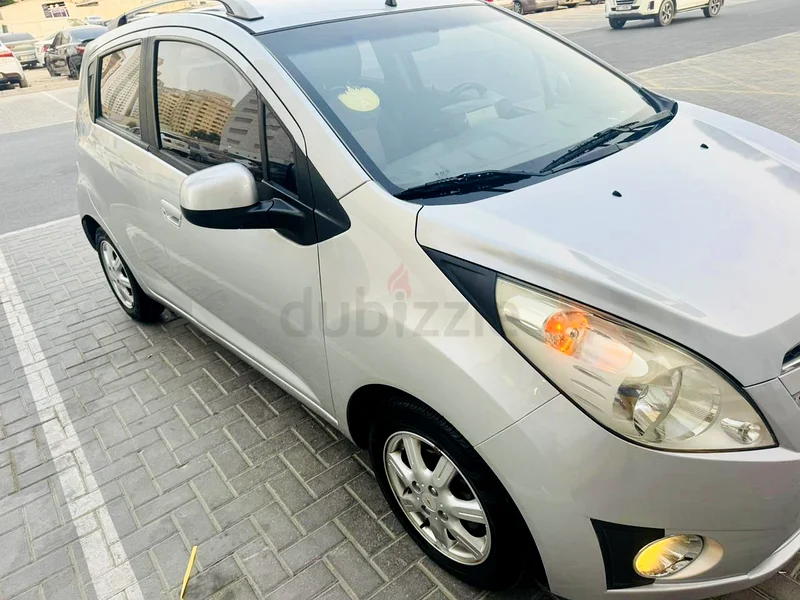 سيدة تنفذ قيادة سيارة شفروليه سبارك. LS63398562850946112