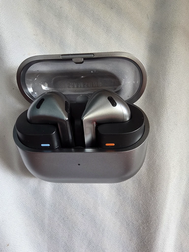 Galaxy buds 3, silver never used just opened them in brand new condition.63196147209091111