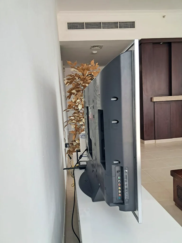 Sleek 43-inch LED TV in Immaculate Condition63198146226689112