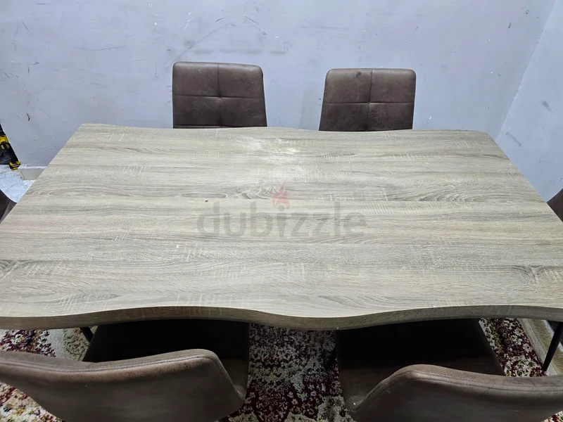 Dining table very good condition63179388991361112