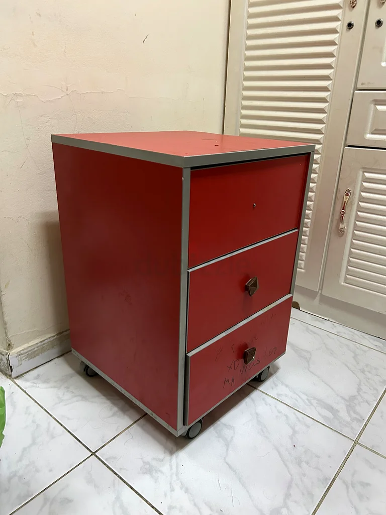 Stylish Red Nightstand with Three Drawers632183162318091124