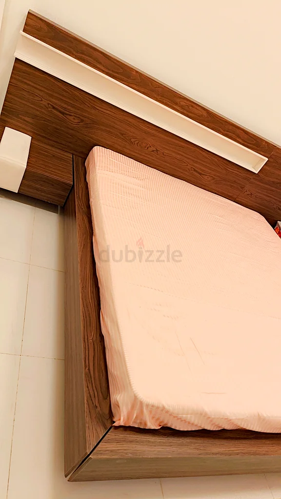 Stylish Modern Bed with Sleek Nightstands63222341739778114