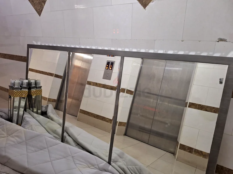 مرآة كاملة الطول بإطار فضي أنيق وطاولة طعام. طاولة طعام مثالية للمساحات العصرية!63217825429377111