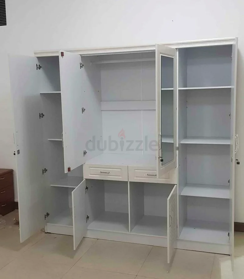 خزانة ملابس عصرية وأنيقة مع تشطيبات أنيقة وعصرية63179388030723111
