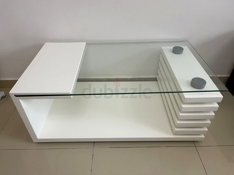 طاولة قهوة بيضاء أنيقة من الزجاج632129027998751125