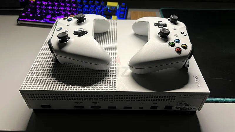 جهاز Xbox One S بسعة 1 تيرابايت واثنان من وحدات تحكم Xbox63203712941954111