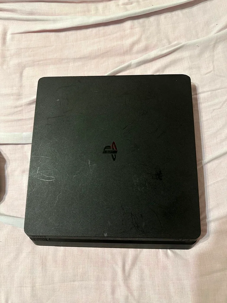 PlayStation 4 with one controller (original)63205366342786111