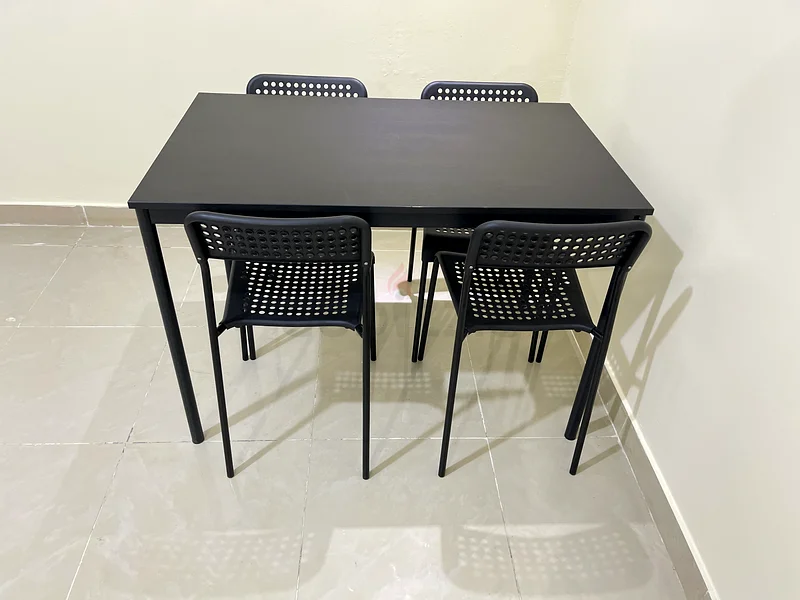 طاولة طعام سوداء من إيكيا مع أربع كراسي63179862485762113