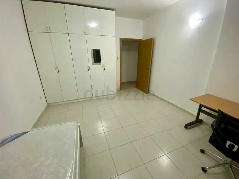 غرفة نوم رئيسية متاحة في مبنى عائلي نظيف ومحفوظ للذكور فقط63795945729921110