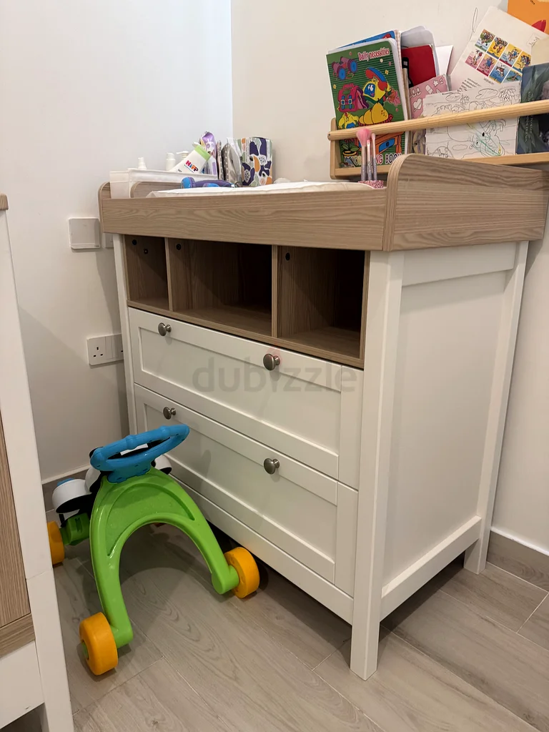 Stylish and Safe Baby Crib - Perfect for Your Little One!63204290022274112