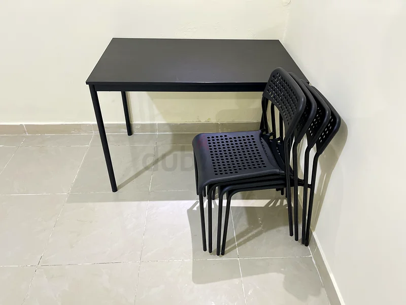 طاولة طعام سوداء من إيكيا مع أربع كراسي63179862485762114