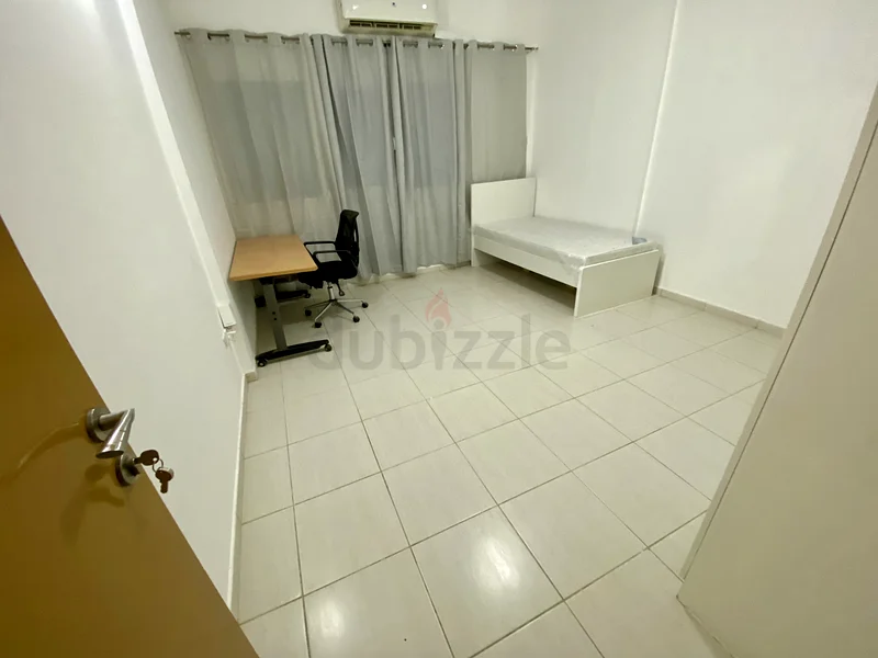 غرفة نوم رئيسية متاحة في مبنى عائلي نظيف ومحفوظ للذكور فقط63795945729921111