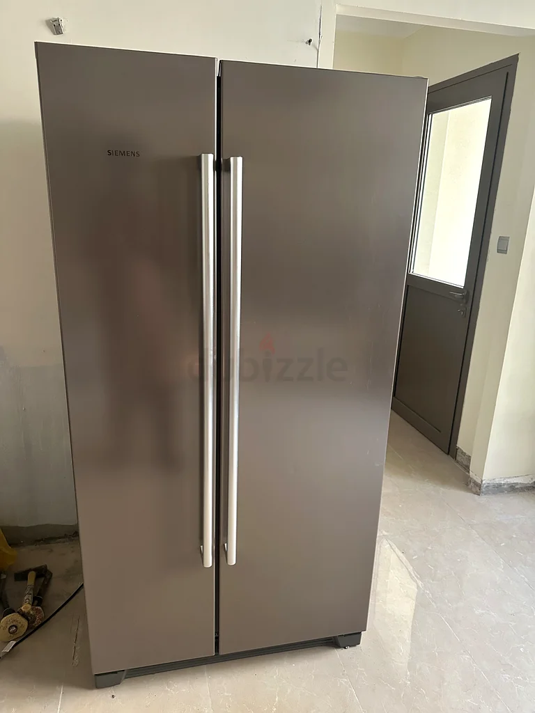 Siemens side by side Refrigerator Excellent condition available for Sale63197144523523111