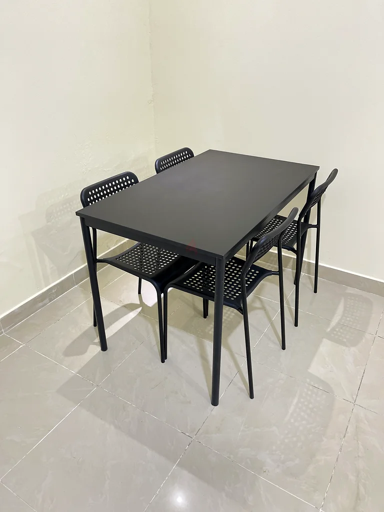 طاولة طعام سوداء من إيكيا مع أربع كراسي63179862485762111