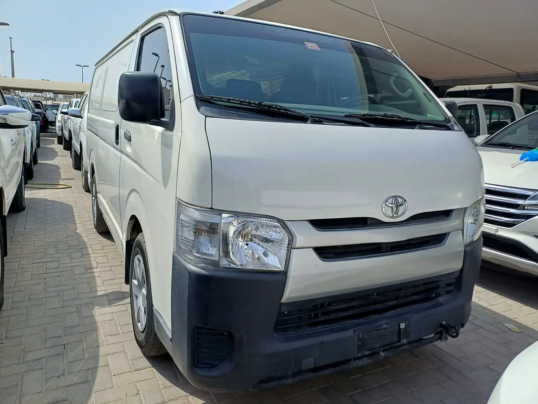 Toyota Hiace 2016 — photo 1 of 7