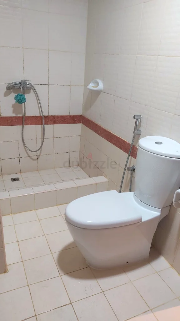 غرفة نوم رئيسية مع حمام داخلي متاحة للإيجار في خليج الخيل المرحلة الثانية63219322175234114