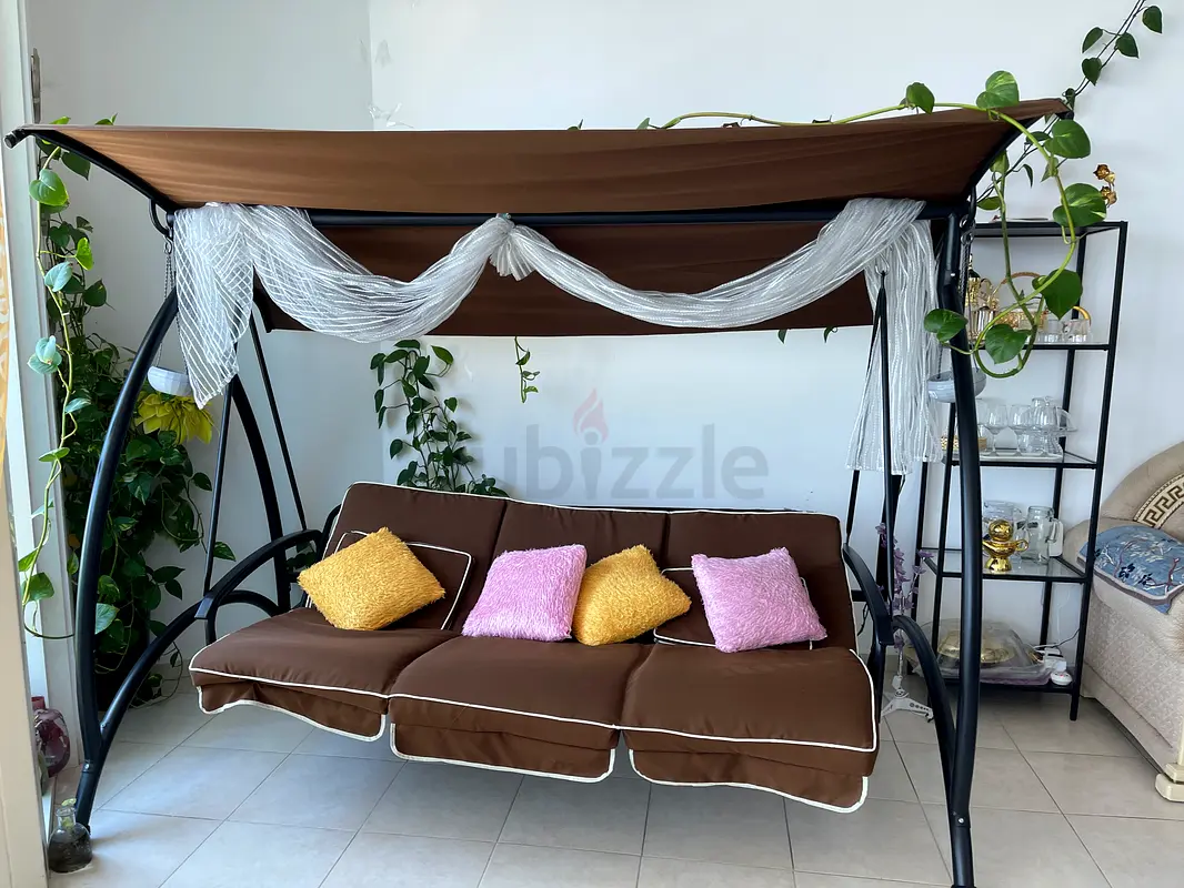 Stylish Outdoor Swing with Canopy – Perfect for Relaxation!