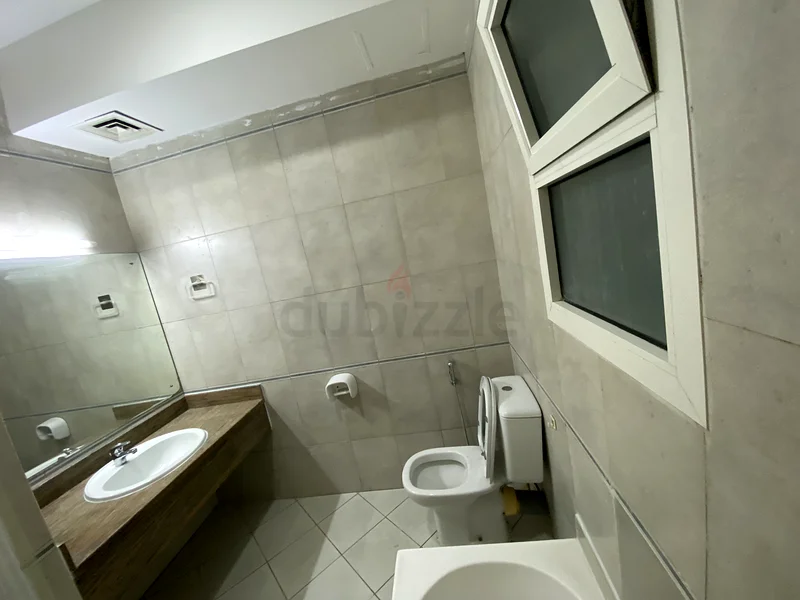 غرفة نوم رئيسية متاحة في مبنى عائلي نظيف ومحفوظ للذكور فقط63795945729921113