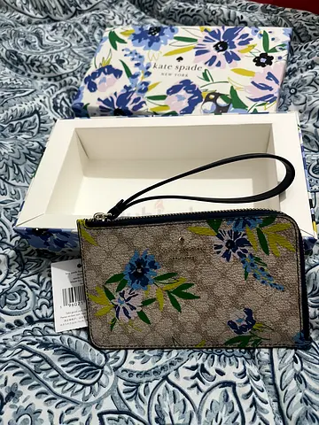 Kate Spade Wristlet like new