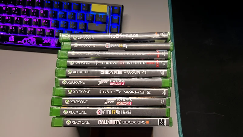 جهاز Xbox One S بسعة 1 تيرابايت واثنان من وحدات تحكم Xbox63203712941954112
