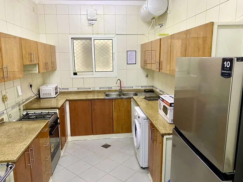 غرفة نوم رئيسية متاحة في مبنى عائلي نظيف ومحفوظ للذكور فقط63795945729921112