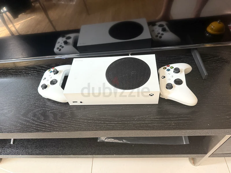 Mint Condition Microsoft Xbox Series S with 2 Dual Controllers63206395108993112