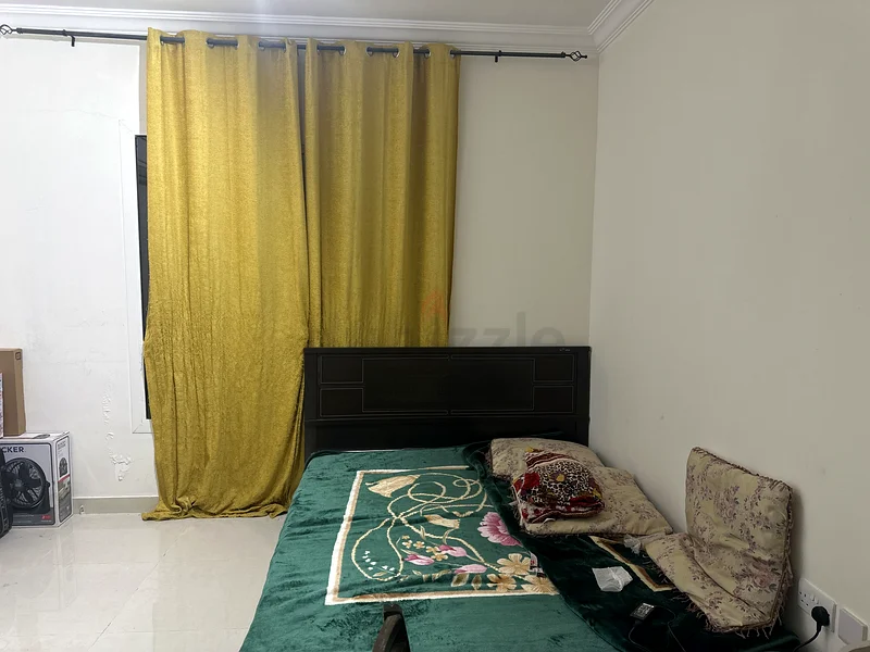 غرفة في شقة مكونة من غرفتي نوم - منطقة هيلي، العين - 1800 درهم (سيدات/عزاب تنفيذيين)63219325185794112