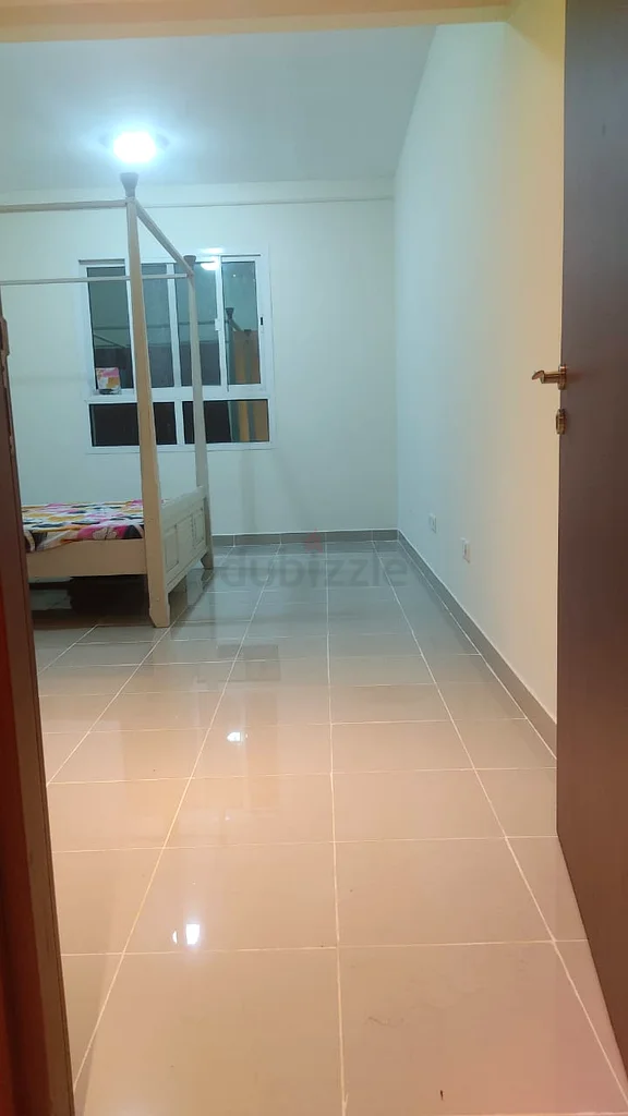 غرفة نوم رئيسية مع حمام داخلي متاحة للإيجار في خليج الخيل المرحلة الثانية63219322175234112