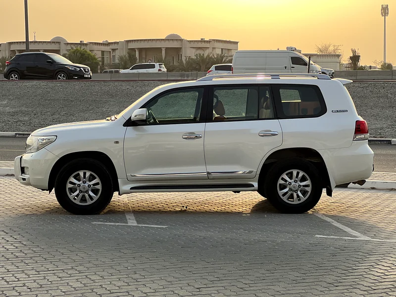 تويوتا لاندكروزر GXR V8 60 عام بحالة ممتازة جدا جدا63399948665219113