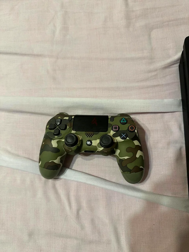 PlayStation 4 with one controller (original)63205366342786112
