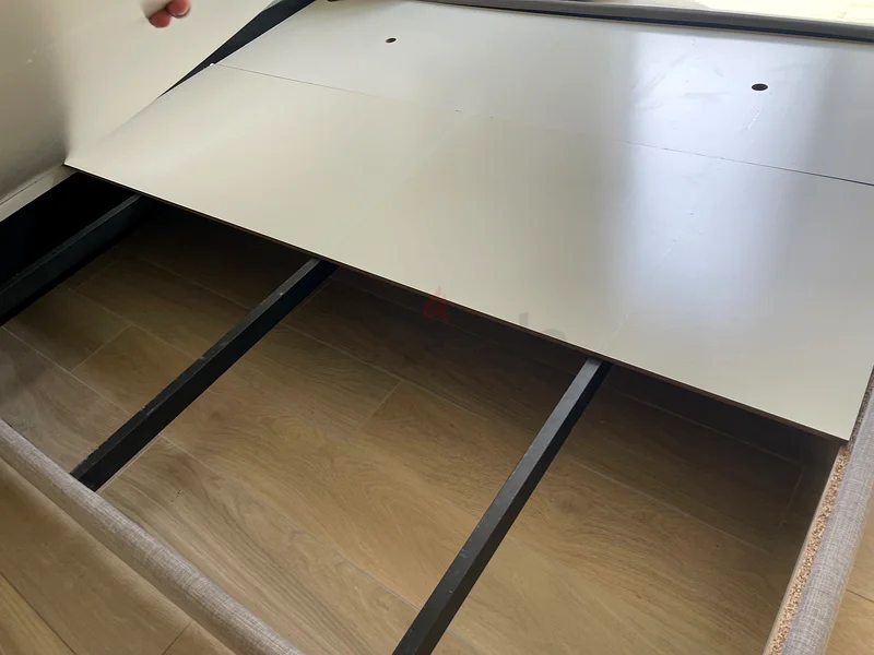 سرير بحجم كينج باللون الرمادي بحالة ممتازة63214430039681113
