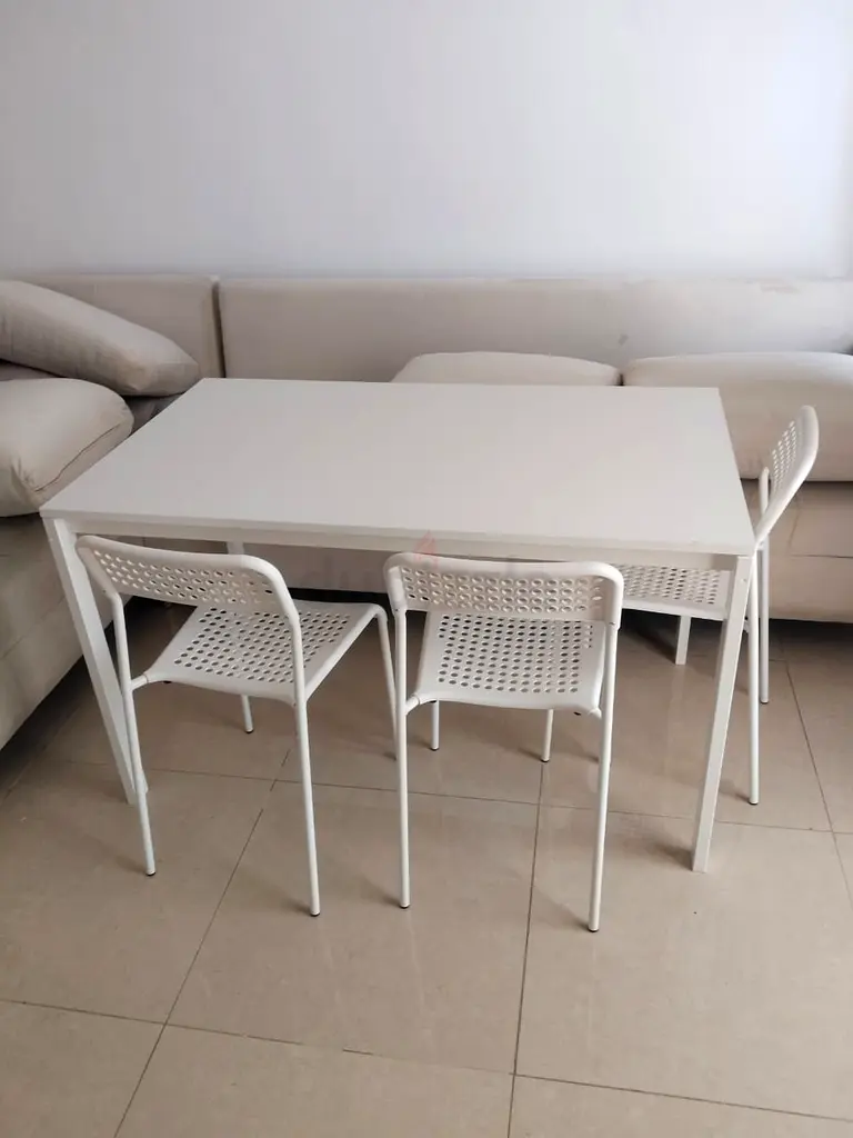Mesa de comedor IKEA con 3 sillas