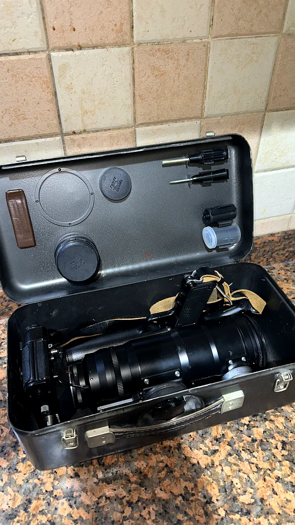 Vintage Zenit Film Camera Set
Includes telephoto lens, standard lens, leather case.
USSR-made,63203712107649112