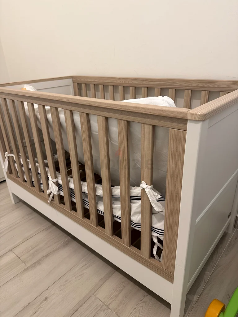 Stylish and Safe Baby Crib - Perfect for Your Little One!63204290022274111