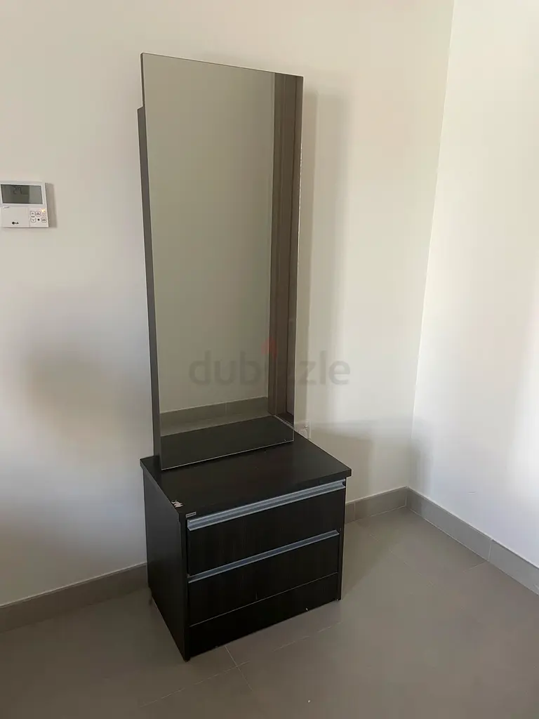 طاولة تجميل عصرية أنيقة مع مرآة منزلقة