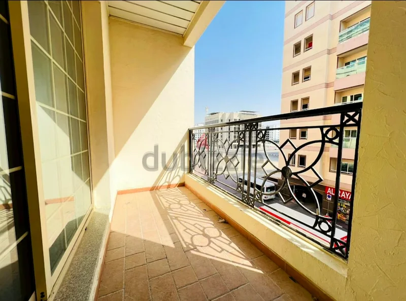 مكاتب مسطحة من اليوم الأول، للاشغال الفردي فقط63218793793921113