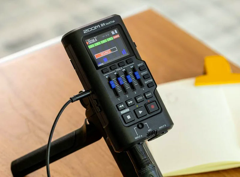 Zoom R4 Multitrack Recorder63209843399297111