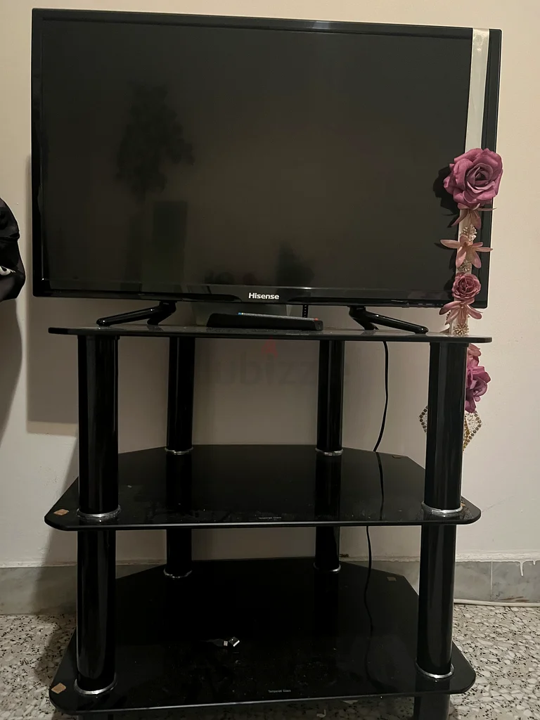 Playstation 4 slim 512gb with 4 controllers, 3 games, headset, table with 60hz 1080p monitor63205366525315111