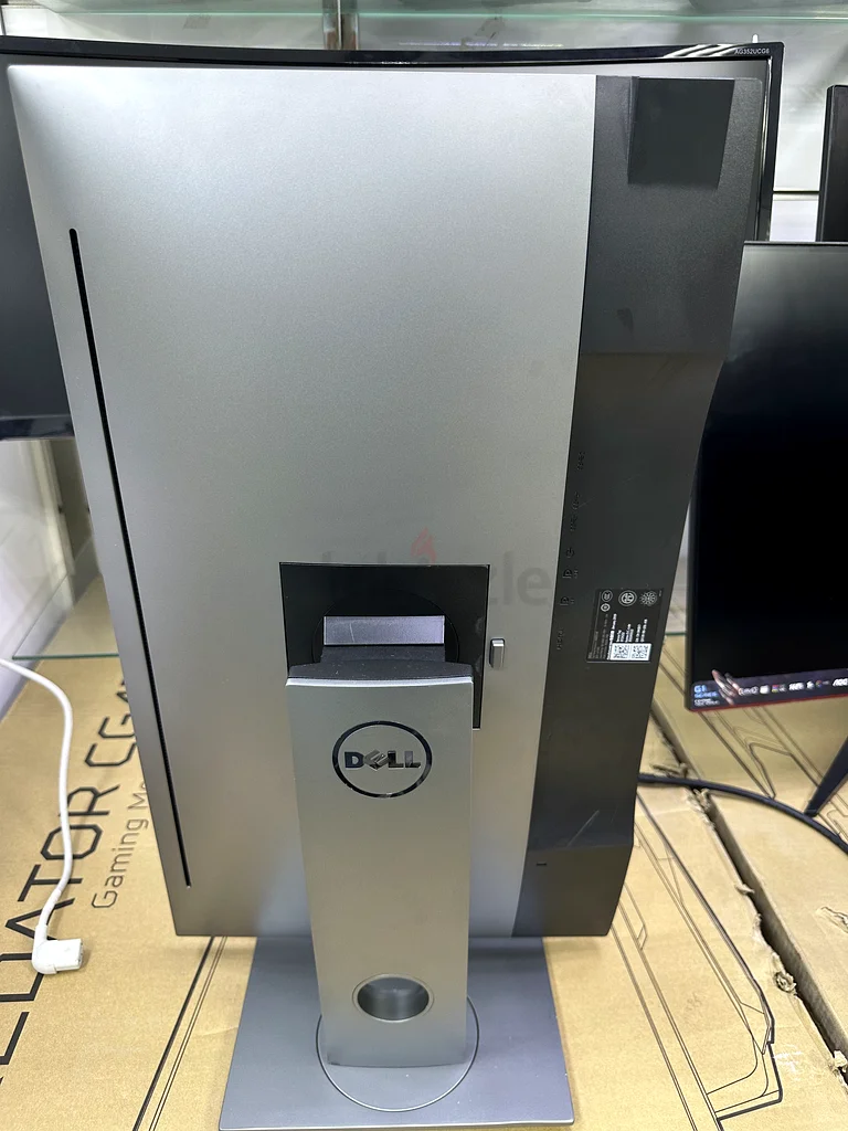 Dell U2718Q UltraSharp 4k (3840 x 2160) 27 Inch | IPS | Anti-Glare | VESA Options, Company Stock.63196635146627111