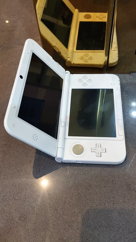 Pristine Nintendo 3DS - Perfect for Gaming on the Go!63205893549571112