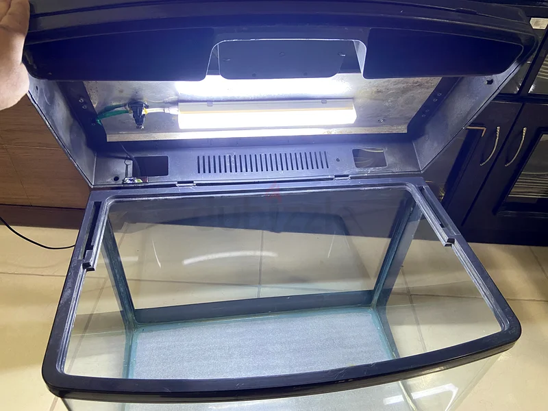 Moulded fish tank with lid and light63205893770371113