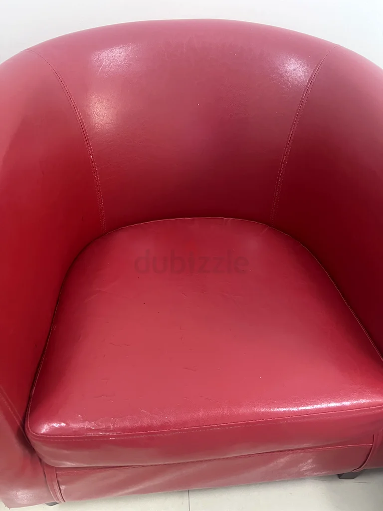 كرسي بذراعين أحمر أنيق للبيع!63212409535874112