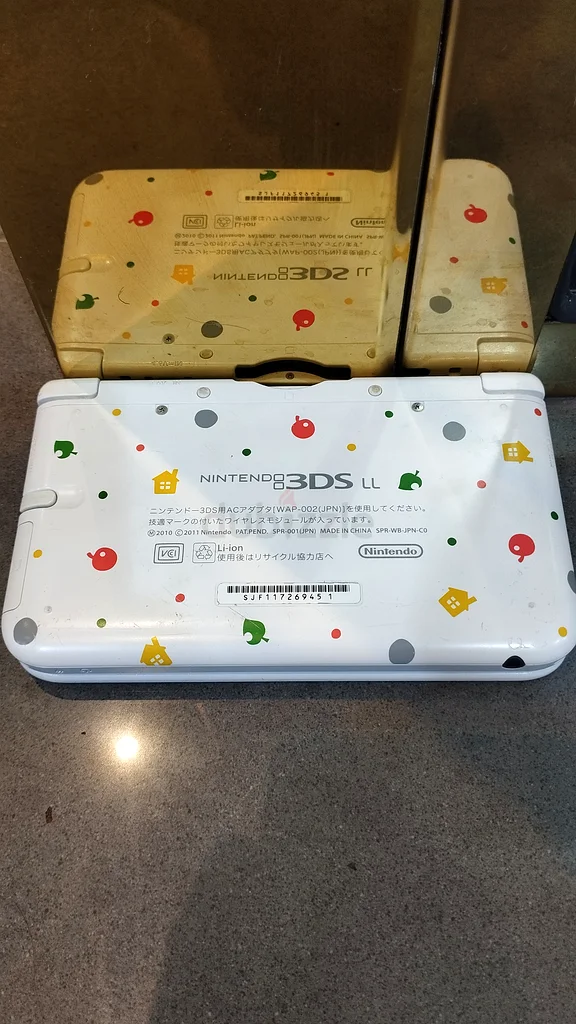 Pristine Nintendo 3DS - Perfect for Gaming on the Go!63205893549571111