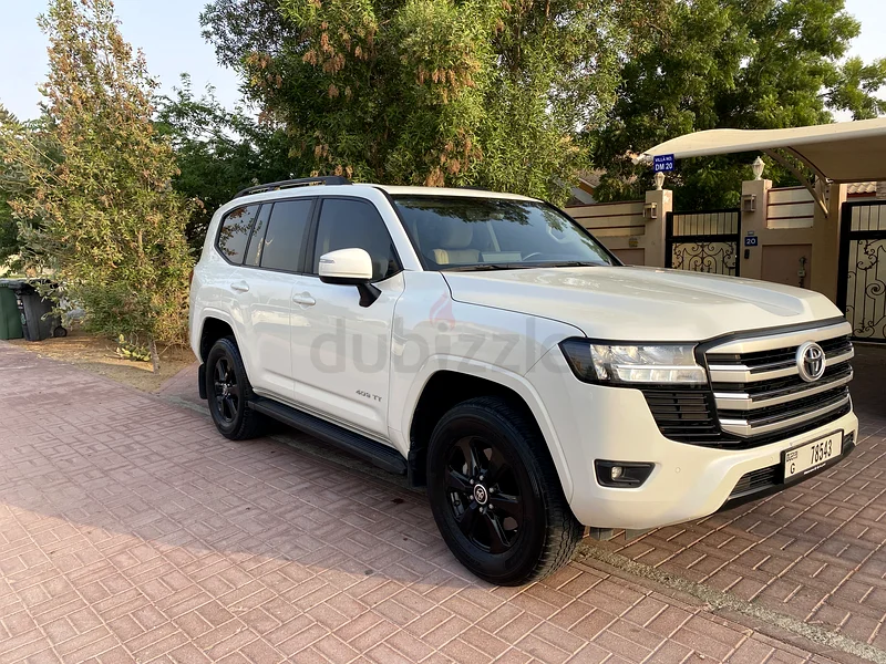 GCC Land Cruiser Black Edition 2023 / Warranty 2028 / Service Package 202763421144925058113